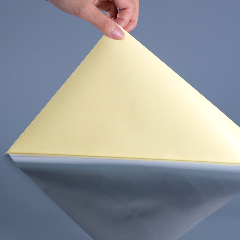 50mic glanzend wit polyester PET-folie zelfklevend label met oplosmiddel acryl zelfklevende jumborol voor digitaal printen